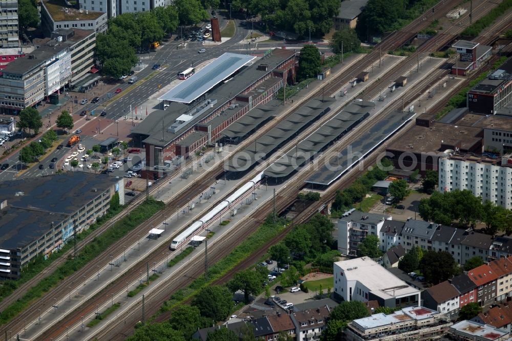 Bochum from the bird's eye view: Track progress and building of the main station of the railway in the district Bochum Mitte in Bochum in the state North Rhine-Westphalia