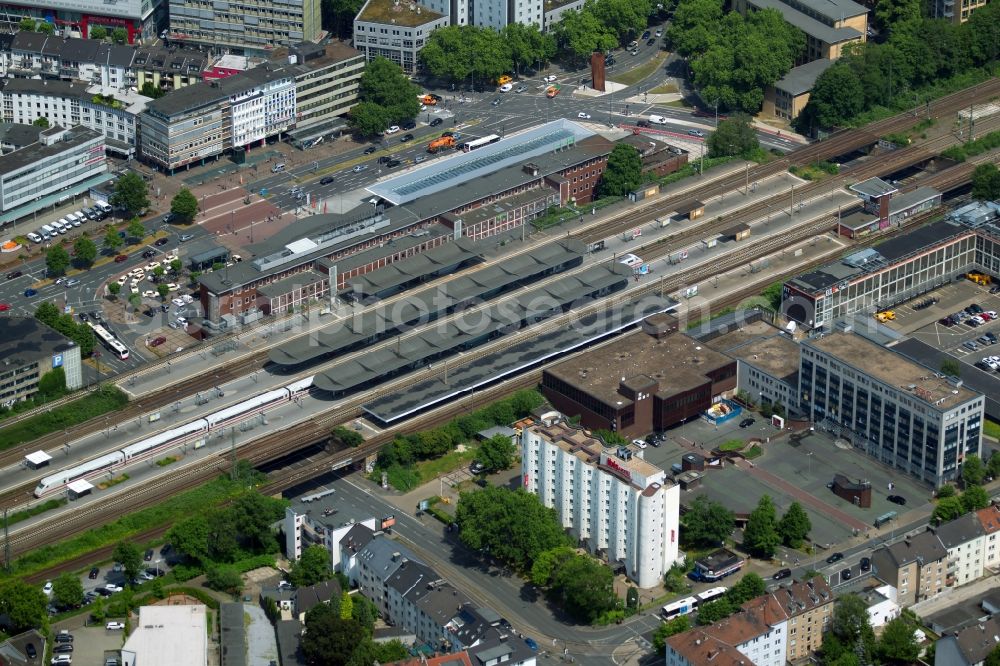 Aerial image Bochum - Track progress and building of the main station of the railway in the district Bochum Mitte in Bochum in the state North Rhine-Westphalia