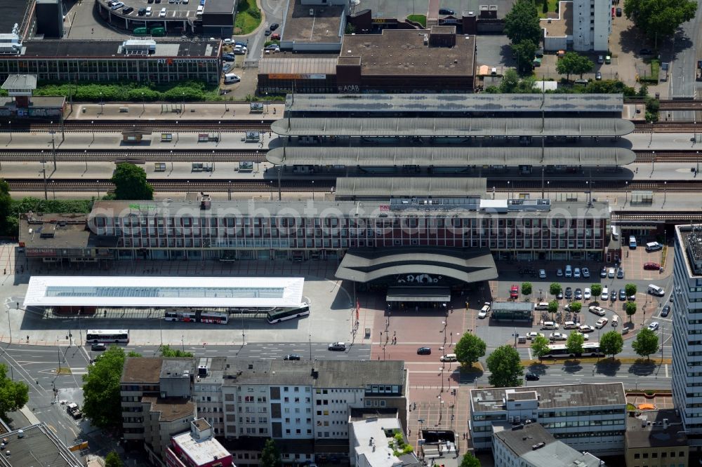 Aerial photograph Bochum - Track progress and building of the main station of the railway in the district Bochum Mitte in Bochum in the state North Rhine-Westphalia