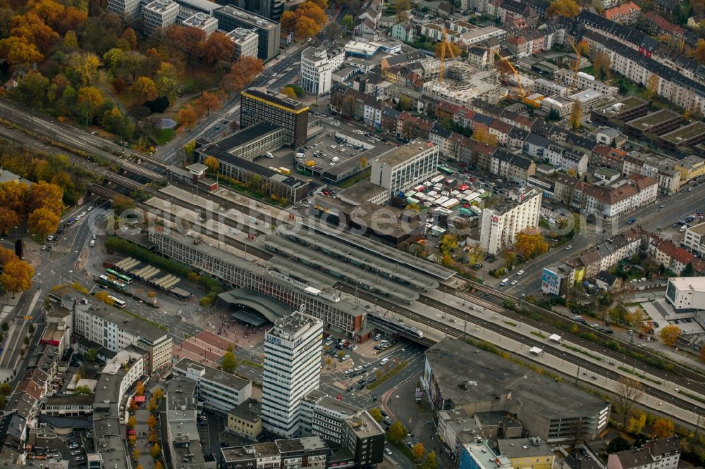 Bochum from the bird's eye view: Track progress and building of the main station of the railway in the district Bochum Mitte in Bochum in the state North Rhine-Westphalia