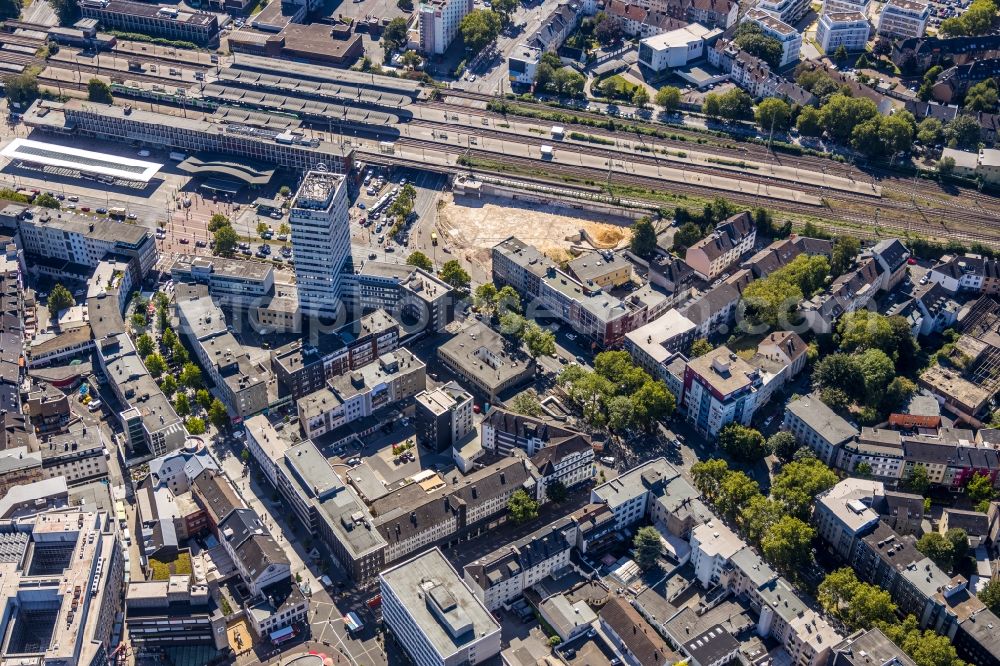 Bochum from the bird's eye view: Track progress and building of the main station of the railway in the district Bochum Mitte in Bochum in the state North Rhine-Westphalia. The Europahaus was planned by the architect Roman Reiser from 1959 and built from 1961 to 1962