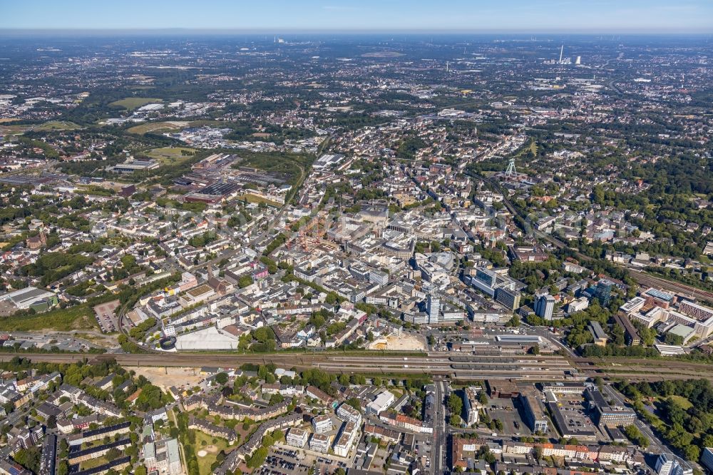 Aerial photograph Bochum - Track progress and building of the main station of the railway in the district Bochum Mitte in Bochum in the state North Rhine-Westphalia. The Europahaus was planned by the architect Roman Reiser from 1959 and built from 1961 to 1962