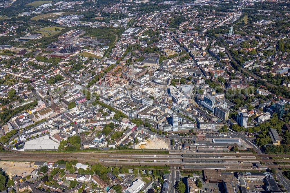 Aerial photograph Bochum - Track progress and building of the main station of the railway in the district Bochum Mitte in Bochum in the state North Rhine-Westphalia. The Europahaus was planned by the architect Roman Reiser from 1959 and built from 1961 to 1962