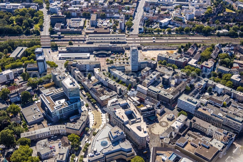 Bochum from above - Track progress and building of the main station of the railway in the district Bochum Mitte in Bochum in the state North Rhine-Westphalia. The Europahaus was planned by the architect Roman Reiser from 1959 and built from 1961 to 1962