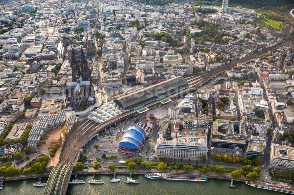 Köln from above - Track progress and building of the main station of the railway in the district Innenstadt in Cologne in the state North Rhine-Westphalia, Germany