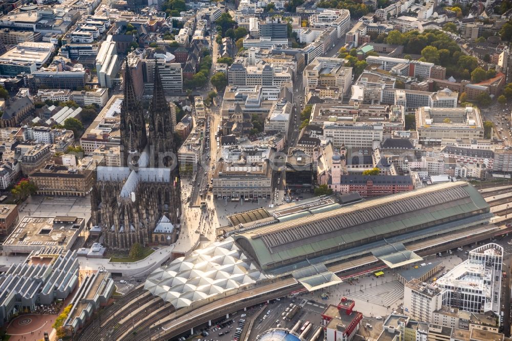 Köln from the bird's eye view: Track progress and building of the main station of the railway in the district Innenstadt in Cologne in the state North Rhine-Westphalia, Germany