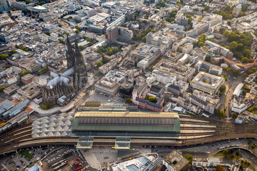 Aerial image Köln - Track progress and building of the main station of the railway in the district Innenstadt in Cologne in the state North Rhine-Westphalia, Germany