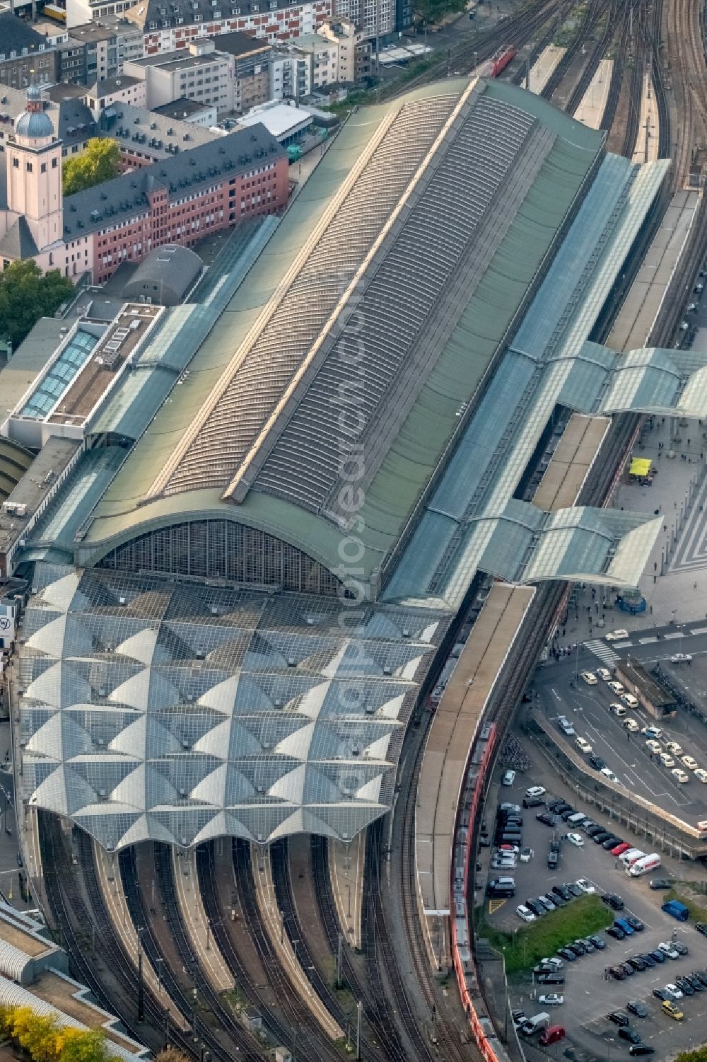 Aerial photograph Köln - Track progress and building of the main station of the railway in the district Innenstadt in Cologne in the state North Rhine-Westphalia, Germany