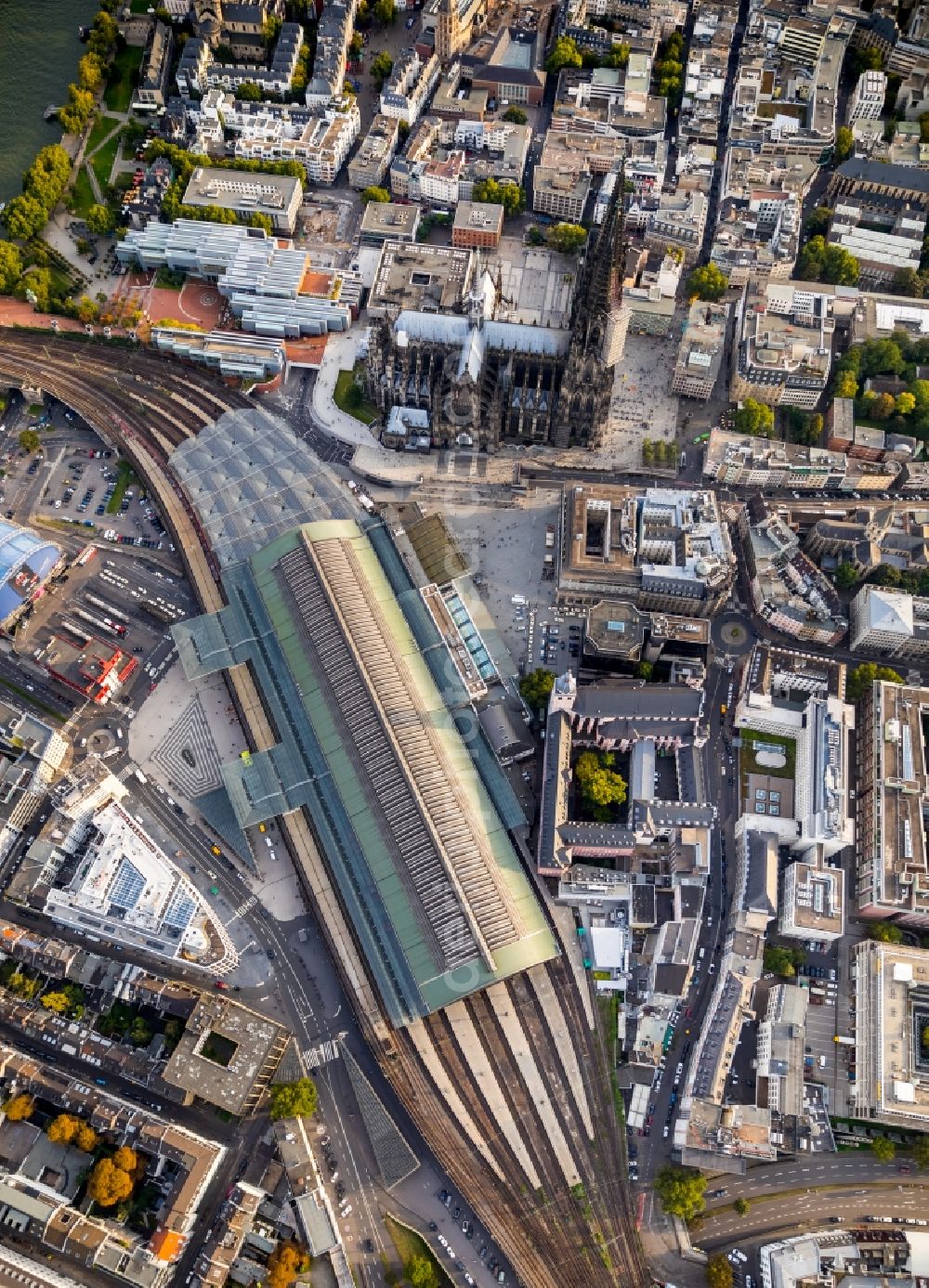 Köln from above - Track progress and building of the main station of the railway in the district Innenstadt in Cologne in the state North Rhine-Westphalia, Germany