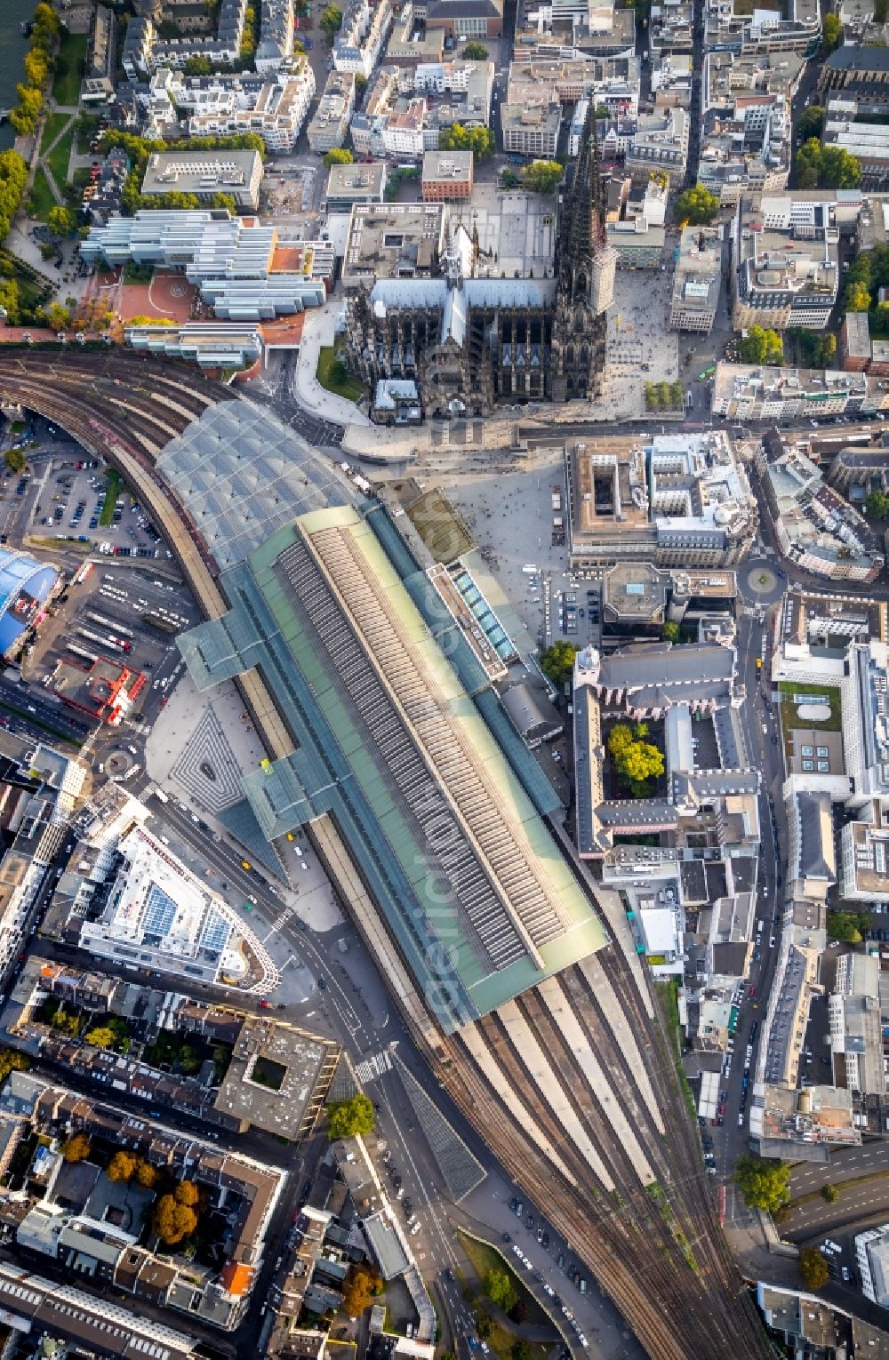 Köln from the bird's eye view: Track progress and building of the main station of the railway in the district Innenstadt in Cologne in the state North Rhine-Westphalia, Germany