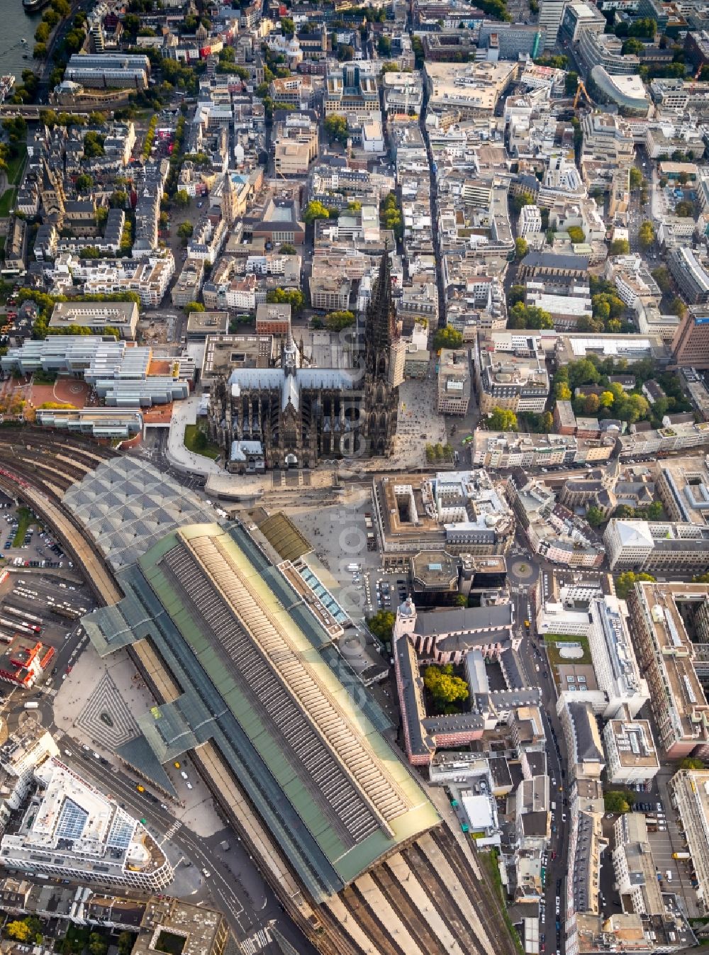 Aerial image Köln - Track progress and building of the main station of the railway in the district Innenstadt in Cologne in the state North Rhine-Westphalia, Germany