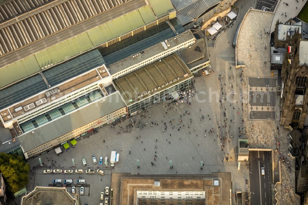 Köln from above - Track progress and building of the main station of the railway in the district Innenstadt in Cologne in the state North Rhine-Westphalia, Germany