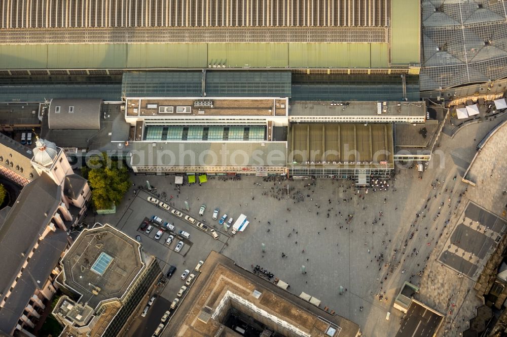 Köln from the bird's eye view: Track progress and building of the main station of the railway in the district Innenstadt in Cologne in the state North Rhine-Westphalia, Germany