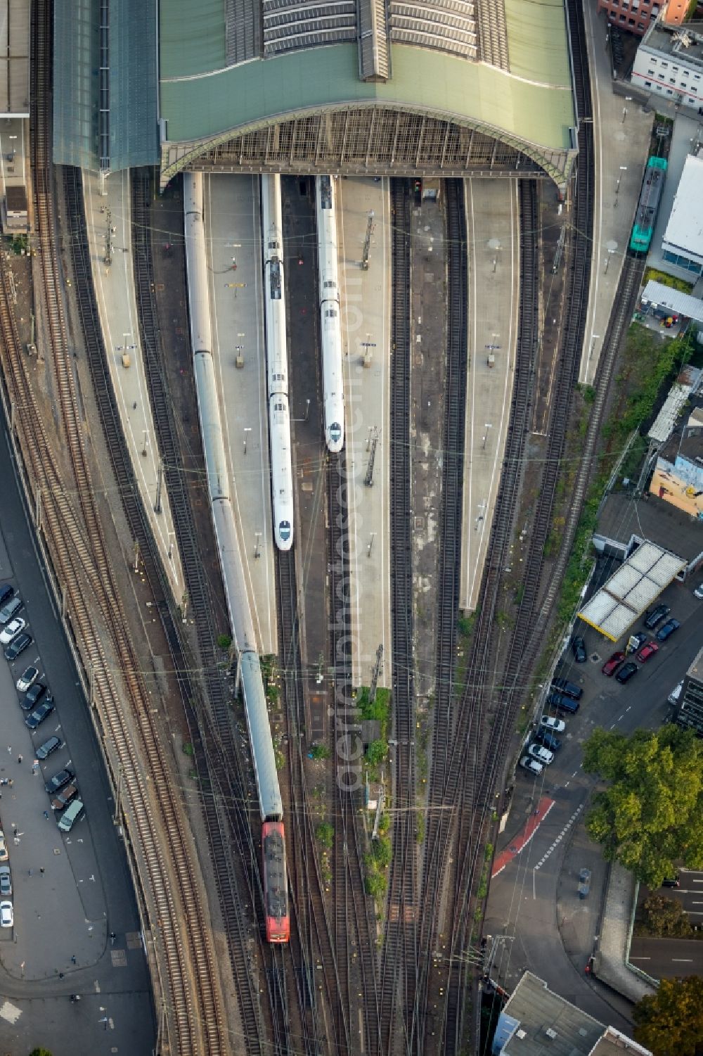 Aerial image Köln - Track progress and building of the main station of the railway in the district Innenstadt in Cologne in the state North Rhine-Westphalia, Germany