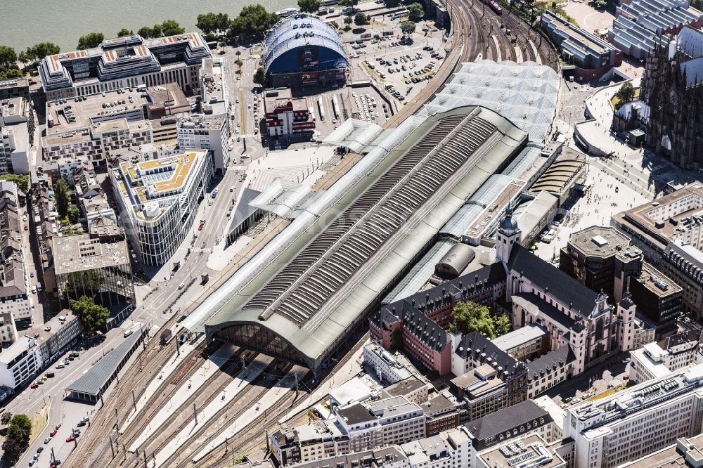 Aerial image Köln - Track progress and building of the main station of the railway in the district Innenstadt in Cologne in the state North Rhine-Westphalia, Germany