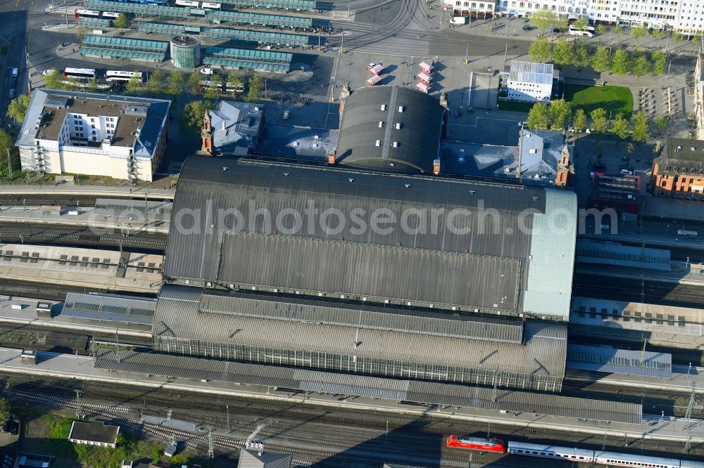 Bremen from above - Track progress and building of the main station of the railway in the district Mitte in Bremen, Germany