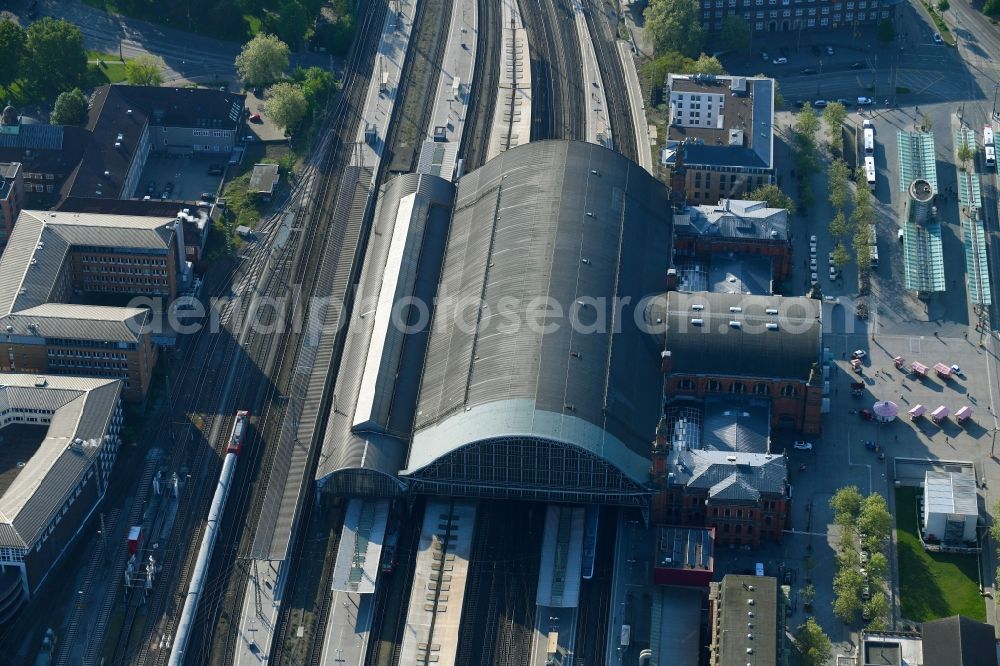 Aerial photograph Bremen - Track progress and building of the main station of the railway in the district Mitte in Bremen, Germany