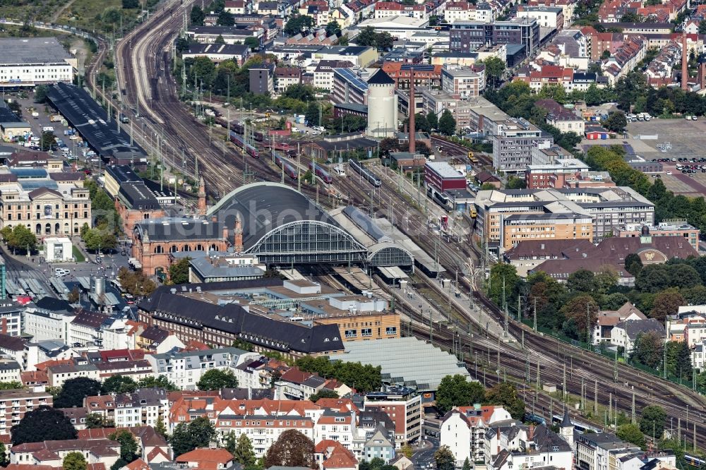 Aerial image Bremen - Track progress and building of the main station of the railway in the district Mitte in Bremen, Germany