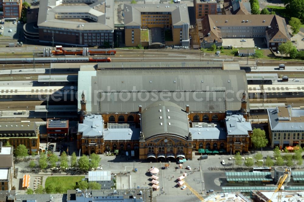 Aerial image Bremen - Track progress and building of the main station of the railway in the district Mitte in Bremen, Germany