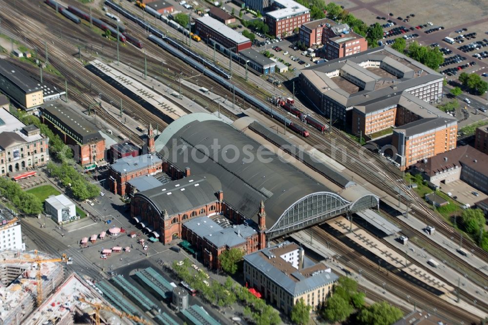 Aerial photograph Bremen - Track progress and building of the main station of the railway in the district Mitte in Bremen, Germany