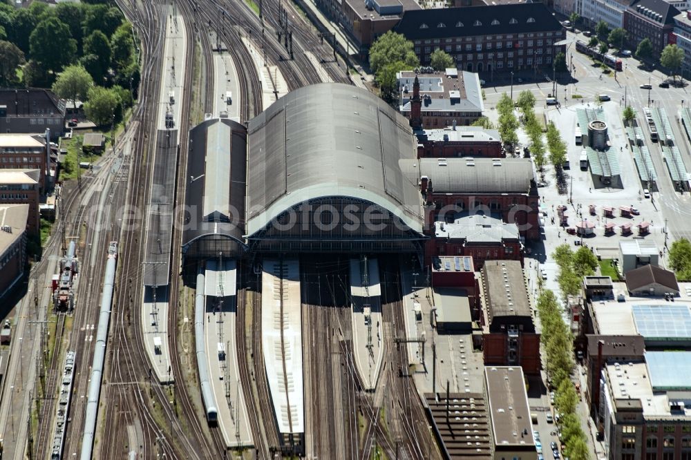 Bremen from the bird's eye view: Track progress and building of the main station of the railway in the district Mitte in Bremen, Germany