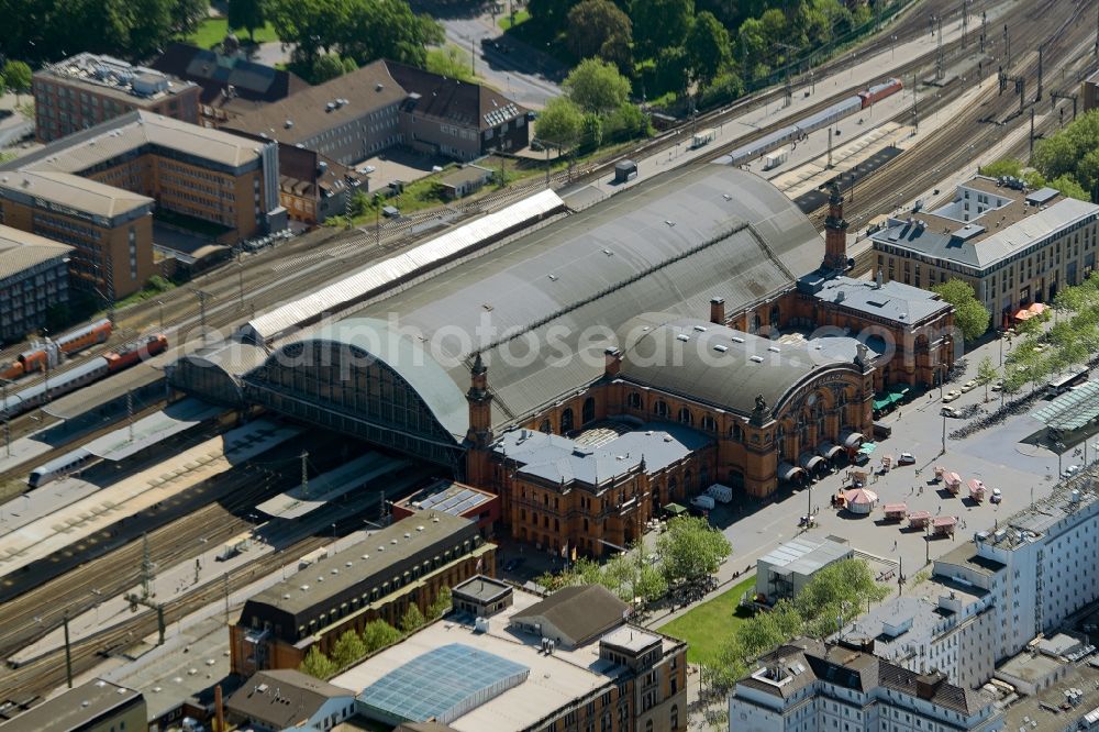 Aerial image Bremen - Track progress and building of the main station of the railway in the district Mitte in Bremen, Germany