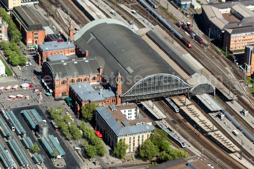 Aerial photograph Bremen - Track progress and building of the main station of the railway in the district Mitte in Bremen, Germany