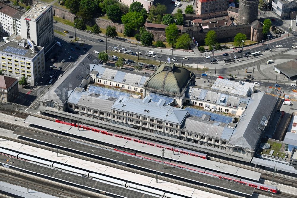 Nürnberg from the bird's eye view: Track progress and building of the main station of the railway in the district Mitte in Nuremberg in the state Bavaria, Germany