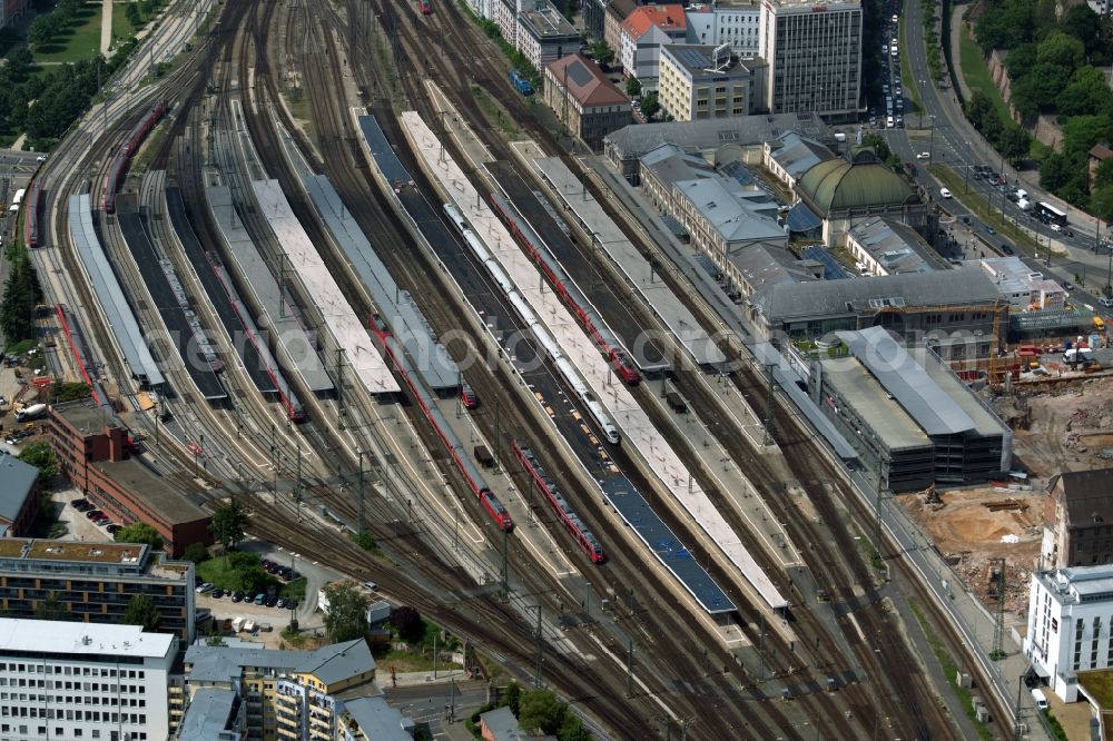 Nürnberg from the bird's eye view: Track progress and building of the main station of the railway in the district Mitte in Nuremberg in the state Bavaria, Germany