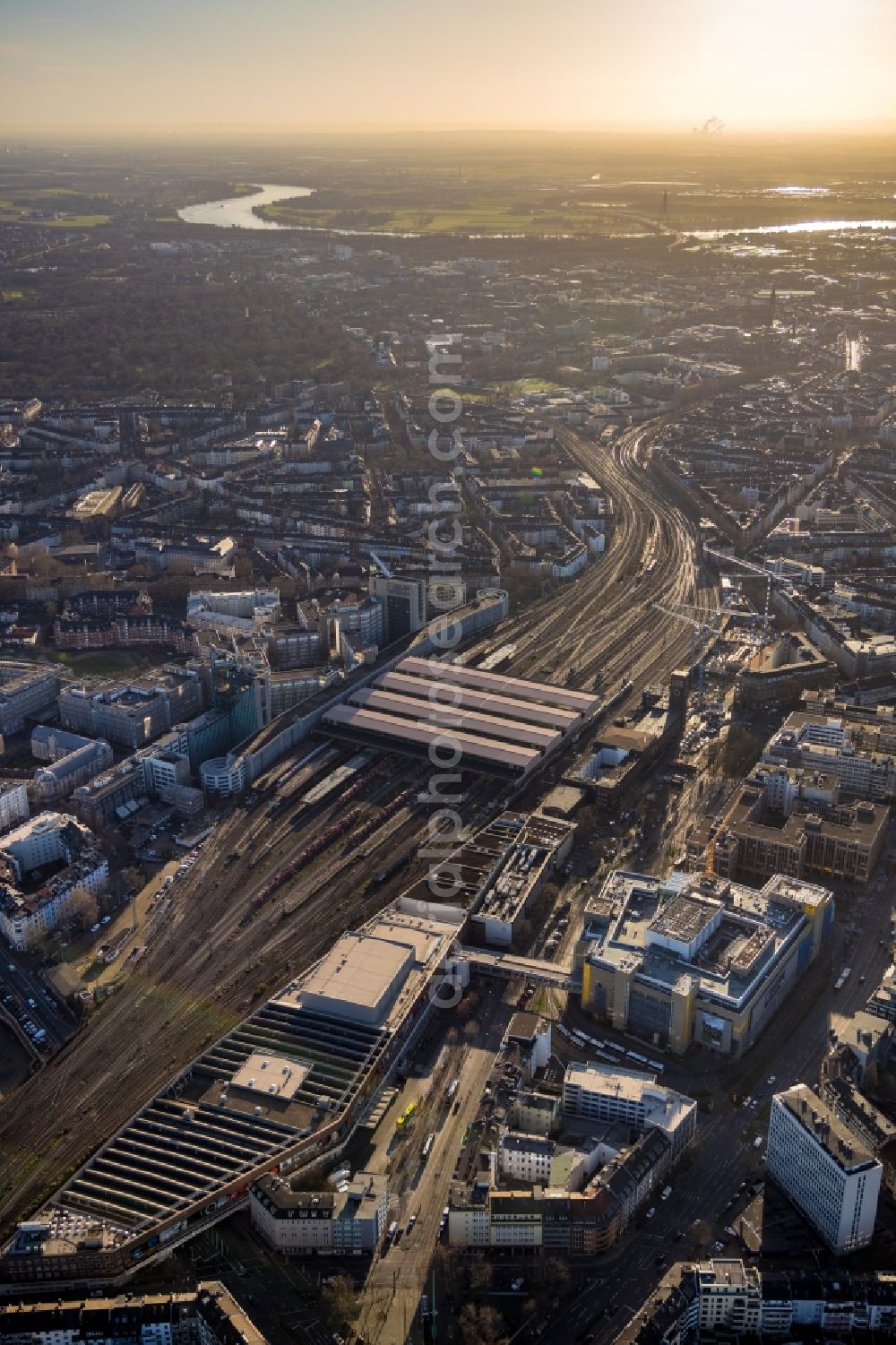 Aerial image Düsseldorf - Track progress and building of the main station of the railway in the district Oberbilk in Duesseldorf in the state North Rhine-Westphalia, Germany