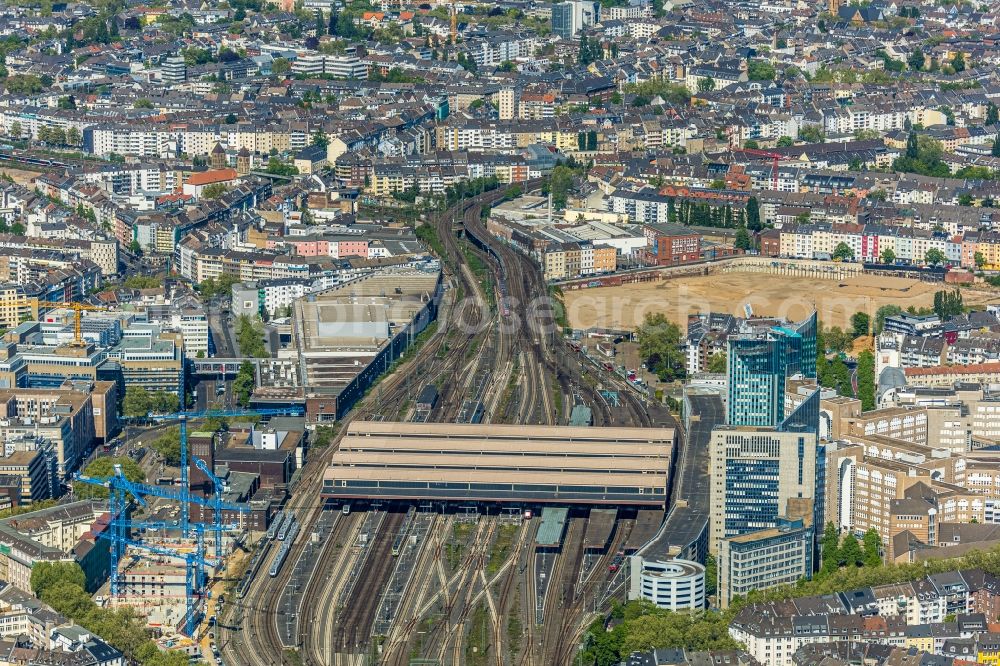 Düsseldorf from the bird's eye view: Track progress and building of the main station of the railway in the district Oberbilk in Duesseldorf in the state North Rhine-Westphalia, Germany