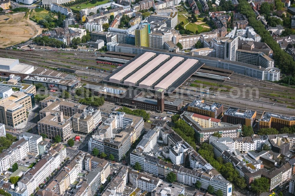 Düsseldorf from the bird's eye view: Track progress and building of the main station of the railway in the district Oberbilk in Duesseldorf at Ruhrgebiet in the state North Rhine-Westphalia, Germany