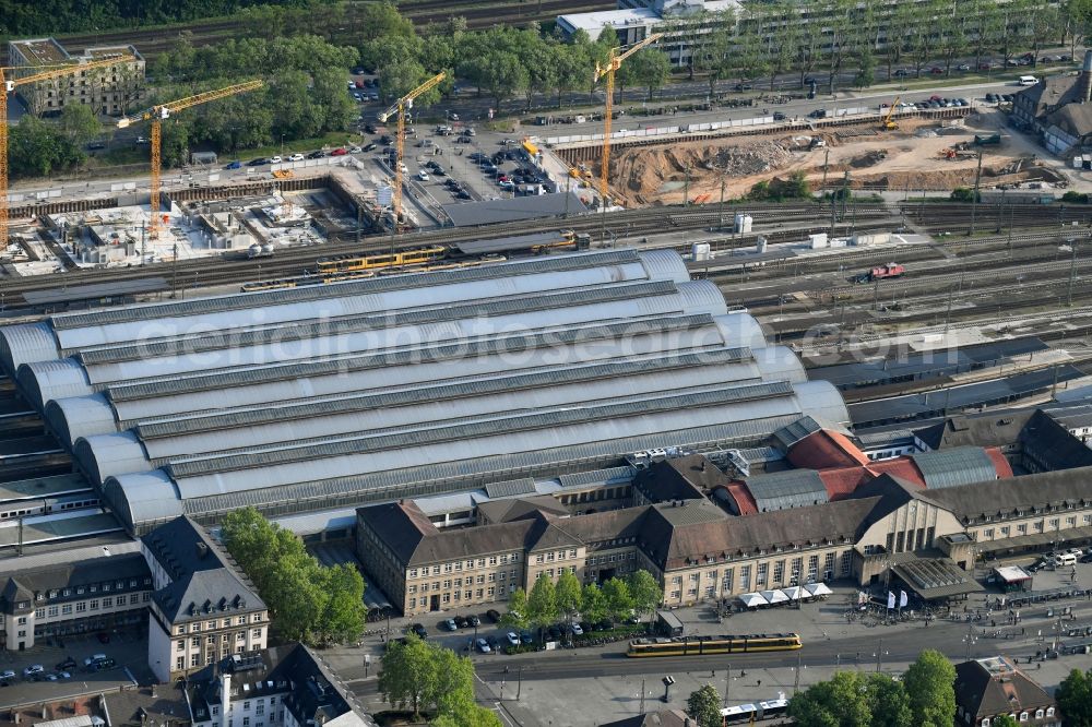 Aerial image Karlsruhe - Track progress and building of the main station of the railway in the district Suedweststadt in Karlsruhe in the state Baden-Wuerttemberg, Germany