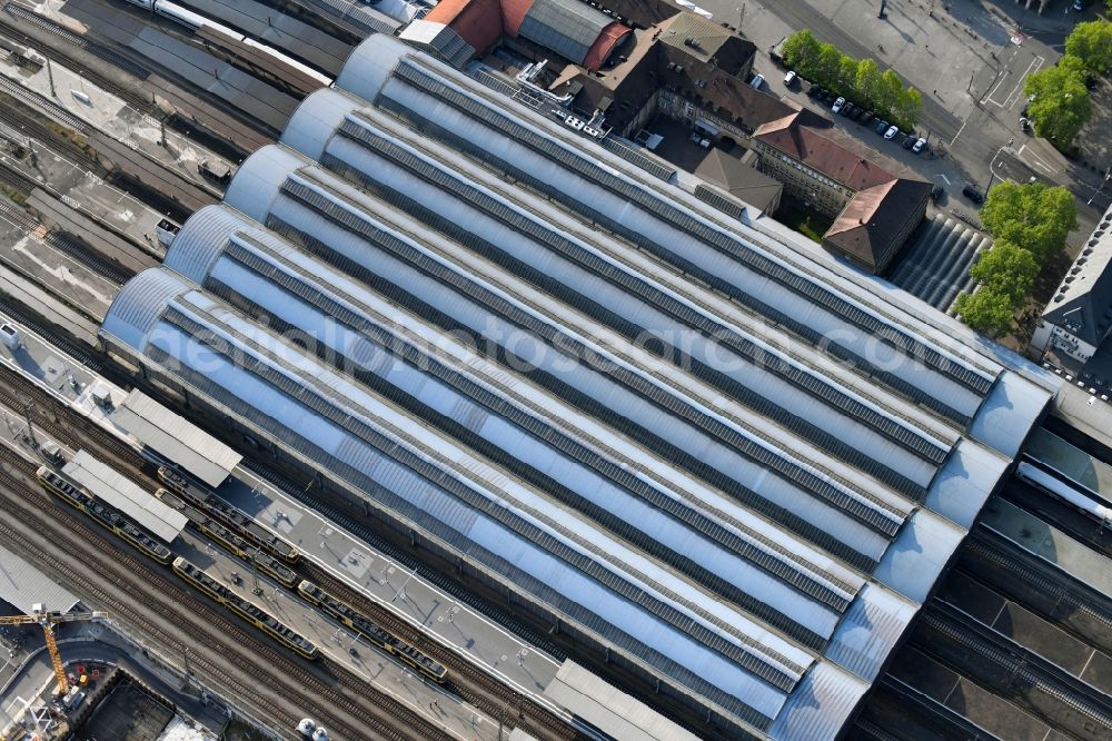 Karlsruhe from the bird's eye view: Track progress and building of the main station of the railway in the district Suedweststadt in Karlsruhe in the state Baden-Wuerttemberg, Germany