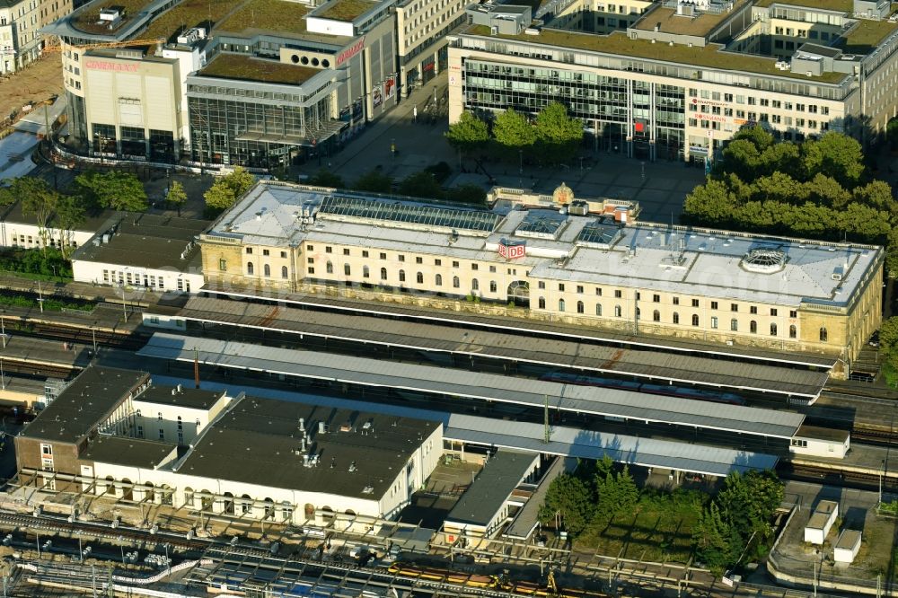 Magdeburg from the bird's eye view: Track progress and building of the main station of the railway in the district Zentrum in Magdeburg in the state Saxony-Anhalt, Germany