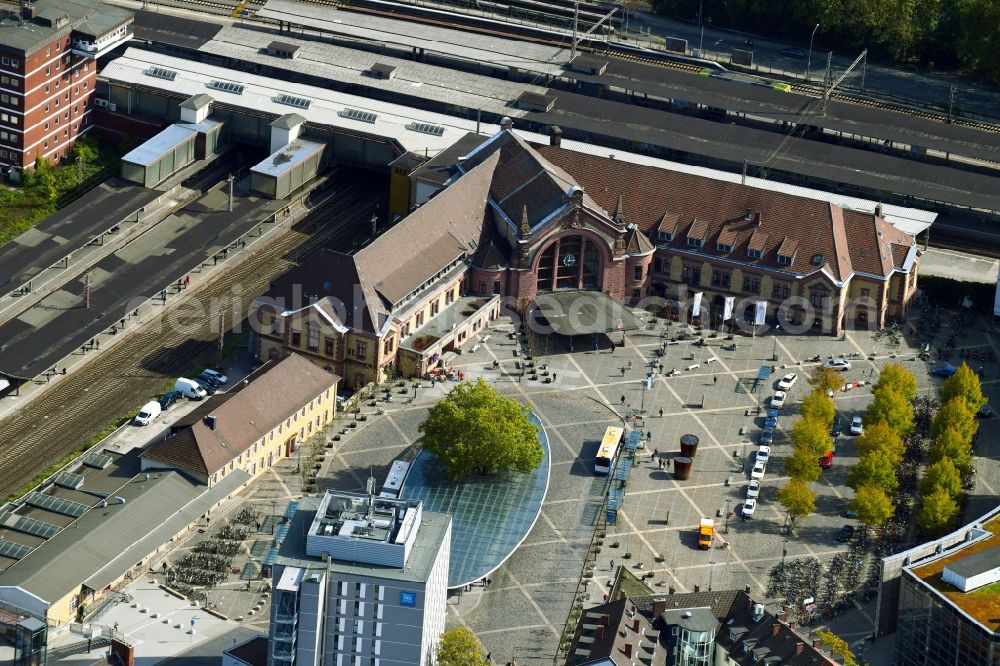 Osnabrück from the bird's eye view: Track progress and building of the main station of the railway in Osnabrueck in the state Lower Saxony, Germany