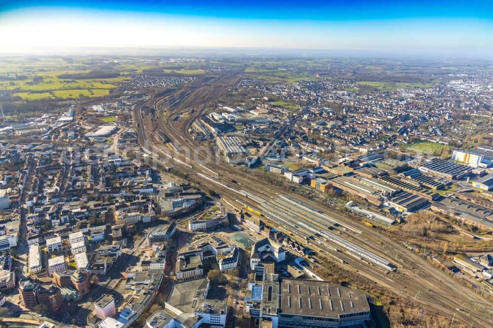 Aerial photograph Hamm - Track progress and building of the main station of the railway and Platz der Deutschen Einheit in Hamm at Ruhrgebiet in the state North Rhine-Westphalia, Germany