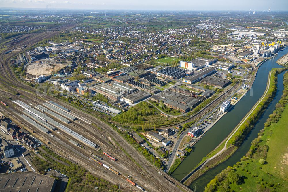 Hamm from the bird's eye view: Track progress and building of the main station of the railway and Platz der Deutschen Einheit in Hamm at Ruhrgebiet in the state North Rhine-Westphalia, Germany