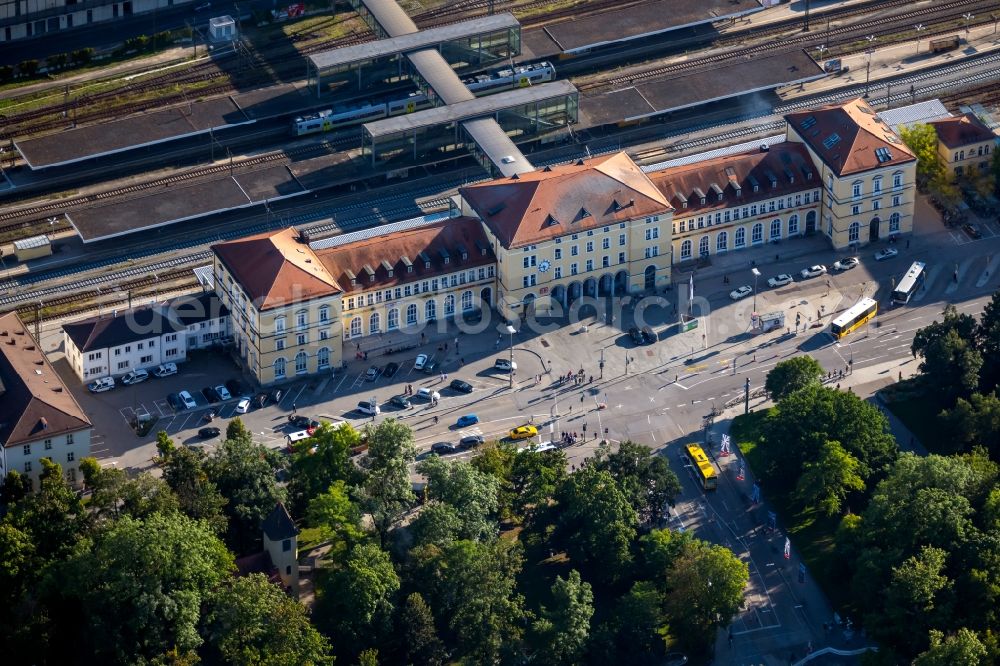 Regensburg from the bird's eye view: Track progress and building of the main station of the railway in the district Galgenberg in Regensburg in the state Bavaria, Germany