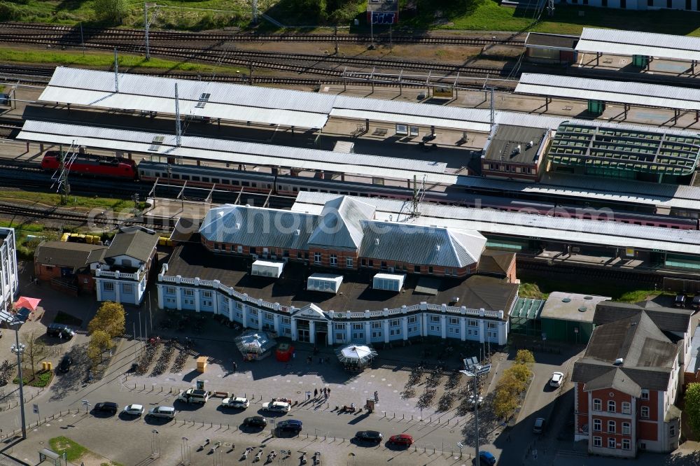 Rostock from the bird's eye view: Track progress and building of the main station of the railway in Rostock in the state , Germany