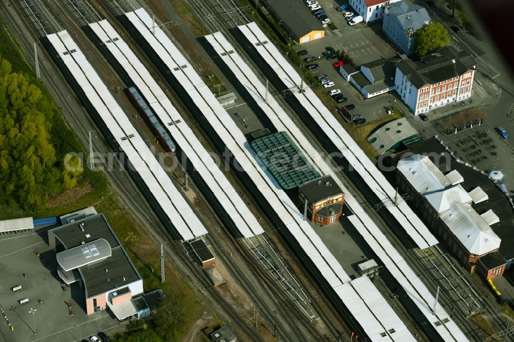 Aerial image Rostock - Track progress and building of the main station of the railway in Rostock in the state , Germany