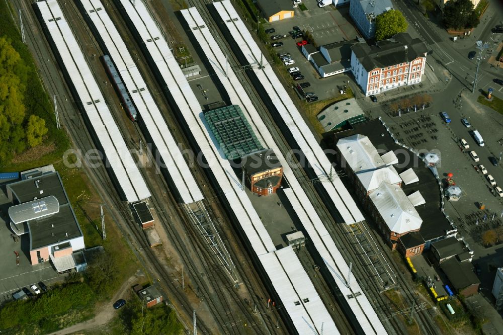 Aerial photograph Rostock - Track progress and building of the main station of the railway in Rostock in the state , Germany