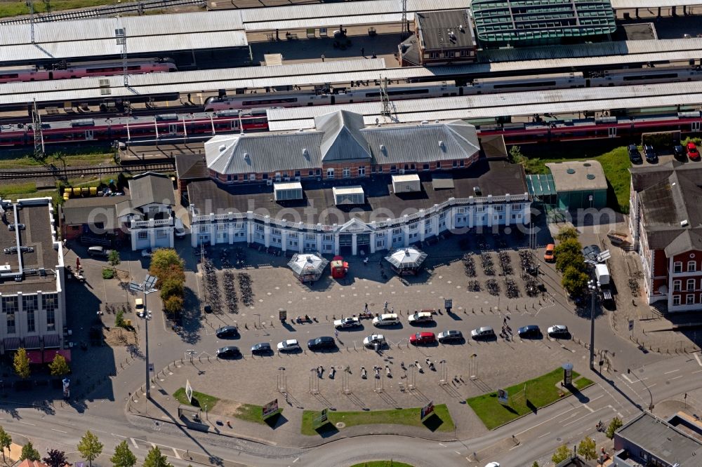 Aerial image Rostock - track progress and building of the main station of the railway in Rostock in the state , Germany