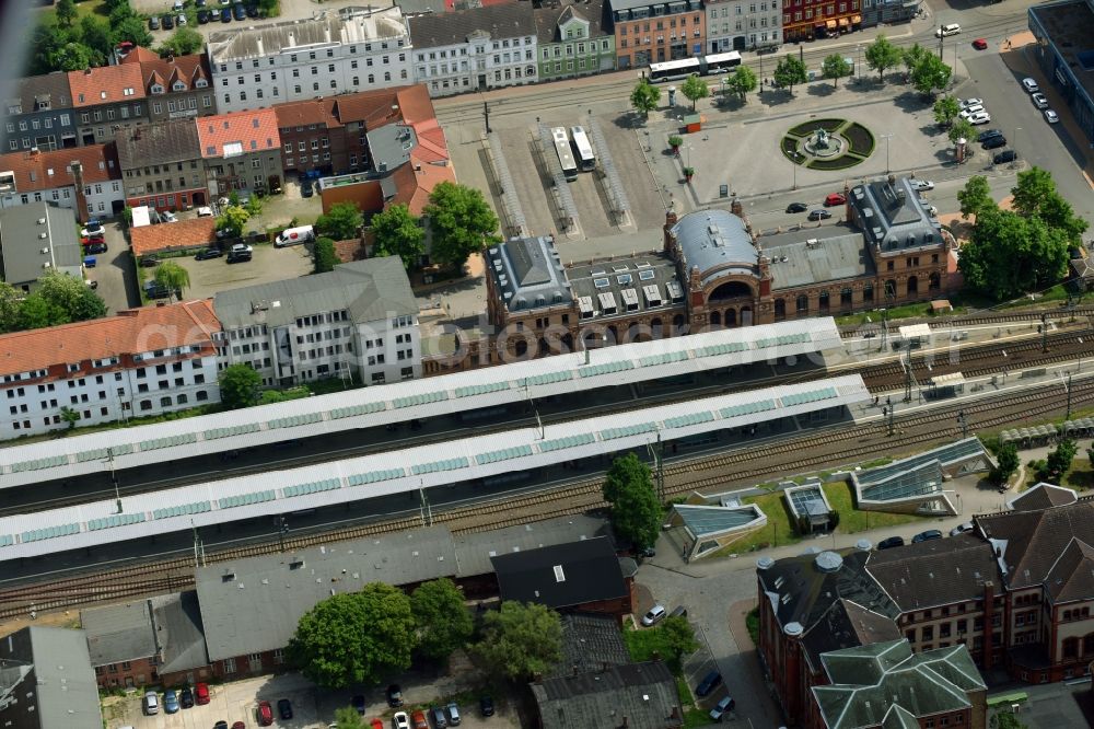 Schwerin from the bird's eye view: Track progress and building of the main station of the railway in Schwerin in the state Mecklenburg - Western Pomerania, Germany