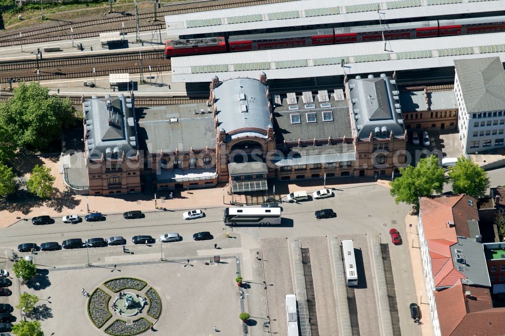 Schwerin from the bird's eye view: Track progress and building of the main station of the railway in Schwerin in the state Mecklenburg - Western Pomerania, Germany