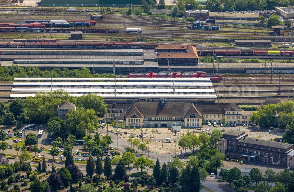 Wanne-Eickel from the bird's eye view: Track progress and building of the main station of the railway in Wanne-Eickel in the state North Rhine-Westphalia, Germany