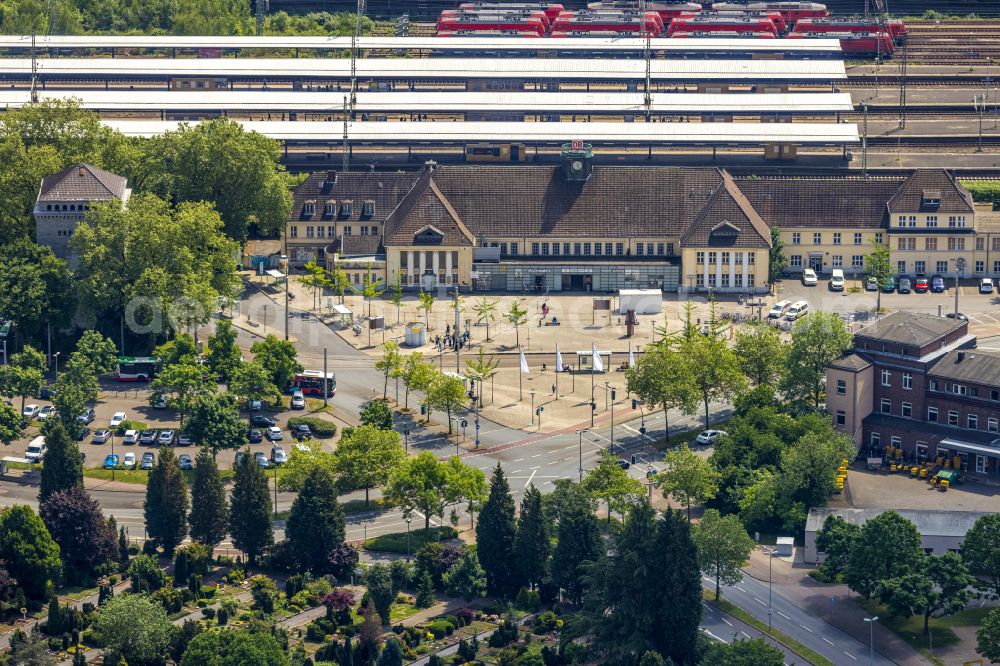 Aerial image Wanne-Eickel - Track progress and building of the main station of the railway in Wanne-Eickel in the state North Rhine-Westphalia, Germany