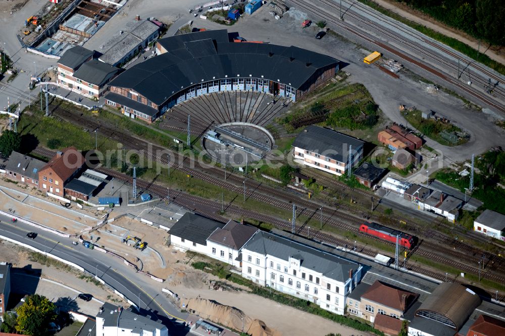 Wismar from the bird's eye view: Track progress and building of the main station of the railway on street Poeler Strasse in Wismar in the state Mecklenburg - Western Pomerania, Germany