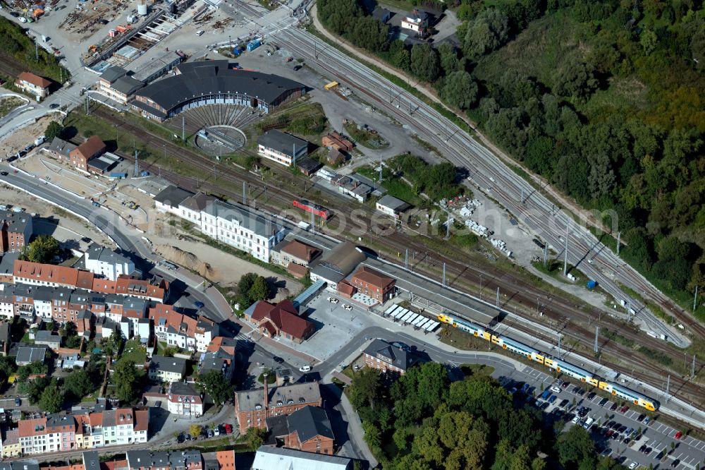 Aerial image Wismar - Track progress and building of the main station of the railway on street Poeler Strasse in Wismar in the state Mecklenburg - Western Pomerania, Germany