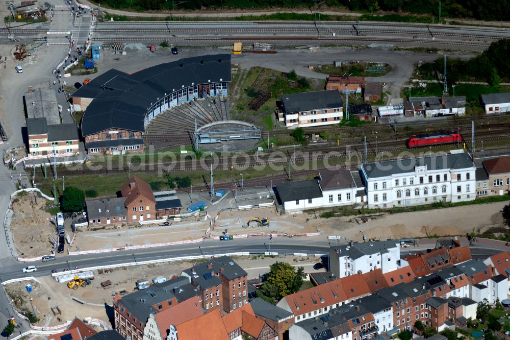 Wismar from the bird's eye view: Track progress and building of the main station of the railway on street Poeler Strasse in Wismar in the state Mecklenburg - Western Pomerania, Germany